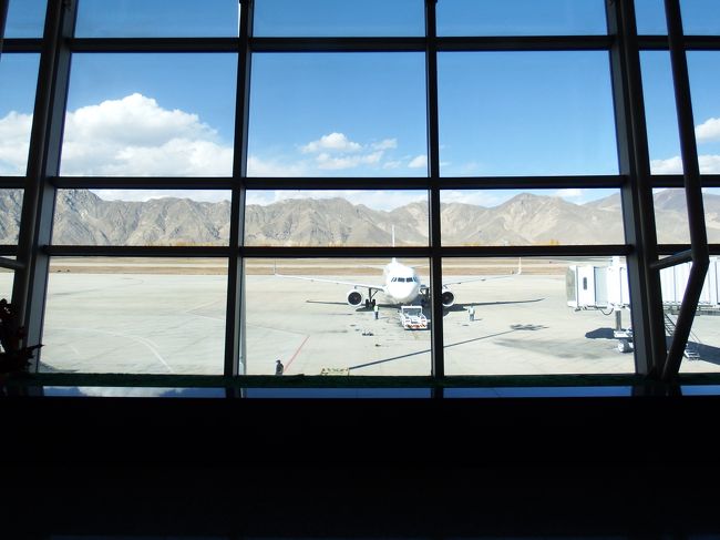 飛行機と後ろの山々。