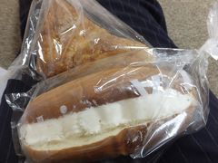 昼ごはん。神津島の藤屋ベーカリーで買ったパン。甘くておいしい。奥のも中にチョコレートたっぷりでした。