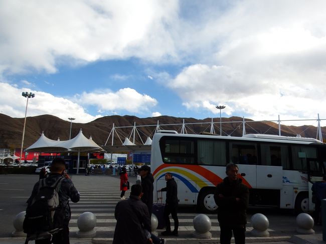 チェックアウトして、再度空港のロビーへ。<br /><br />欠航理由の詳細は不明。管制の不具合としか説明なし。<br />でも戦闘機が２機飛び立ったのを見ている人がいて、それが原因かもって話も。