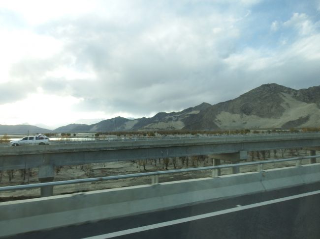 バスで1時間以上かかるということで、みんなぐったり。