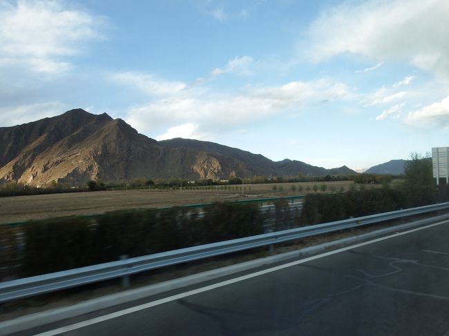 チベットでは山が多くて空港が建設することができる土地はそう多くないと言うことで、市街地から遠くなってしまっているらしい。