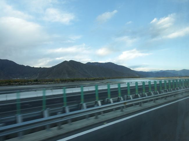 出発して30分経過。18時45分頃。まだまだ大自然の中だ。