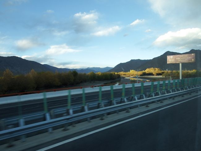 運転手がクラクション鳴らしまくってるので、そのたびにびびる。