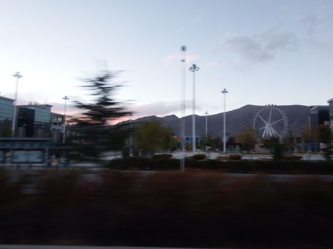 観覧車が！遊園地でしょうか。