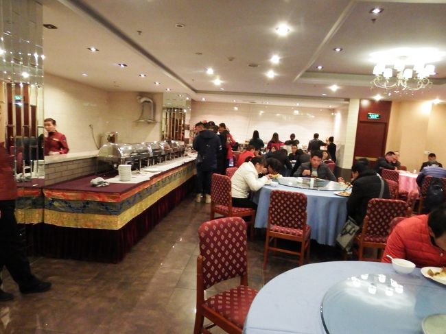 左の列には食事が何も無く、奥の部分のみに数品が置かれているのみ。<br />たぶん、欠航によって急遽追加で料理を用意してくれたのだと思う。<br /><br />しかも、我々は翌日の振替便の手配もしていたから、入店したのは一番最後のほう。<br /><br />中国国際航空が自分の責任ではないから知らないという態度だったので、みんなはとりあえず先にホテルに行っていたようです。<br />確かに振替便の手配とか時間が掛かることをしなければ、もっと早く着くことはできたのでしょう。