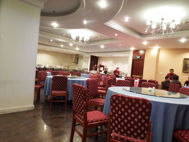 料理がなくなってしまい夕食は終わってしまった！<br />添乗員さんは食べてないけど、まぁそこらへんにお店もあるのでどうにかするでしょう。