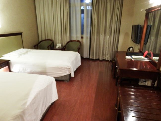 部屋は綺麗でいい感じ。<br />トラブルに疲れました。<br /><br />成都での宴会が無くなって残念ですが、<br />それでも予定通り帰られるということなので問題なし。<br />ではでは、チベット最後の夜は更けていく。