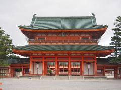 急遽！な京都入りだったので、
夜行バスで早朝に京都着でした。
朝早くから参拝できる所を探した結果、
平安神宮へ！