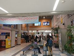 種子島空港の施設ないです。
売店やレンタカー店などがコンパクトにまとまってます。
ある意味分かり易い。