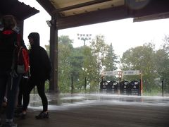 午後はネアポリ考古学公園に向かいました。しかし突然の大雨が降り出して入口で足止めです。
