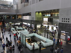 朝７時の新幹線で、９時過ぎに京都駅に到着です。
駅のコインロッカーへ荷物を預け、
