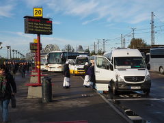 リガからシャウレイに向かうバスは、この白いバン
1日に10本、午前中は2本だけ
ご利用の際はHPで時刻をご確認ください
https://www.ollex.lt/en/express/Riga-Express/buy-a-ticket