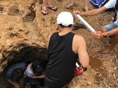 ハシゴを使っていよいよケーブの中に