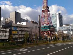札幌大通公園付近で散策とかいもの。
写真はさっぽろテレビ塔です
今日の宿の送迎バスはテレビ塔の北側から出発します