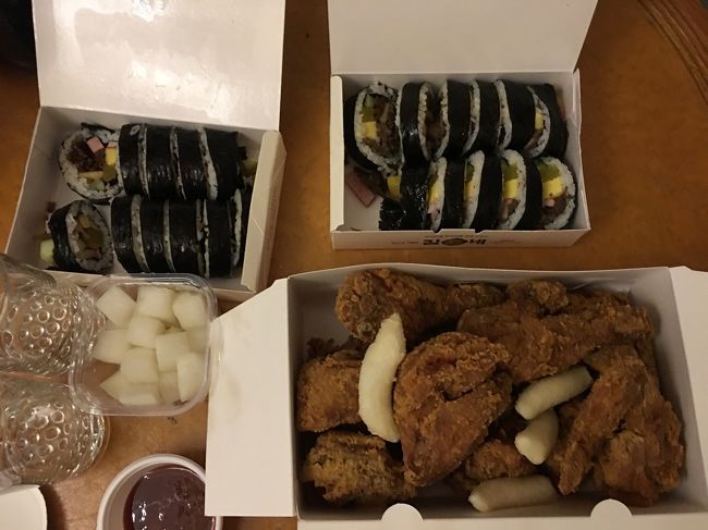 ホテル近くのチキン屋さんと、明洞キンパを<br />テイクアウト<br />チキン毎回、行ったら食べます<br />オンニは、いい人です