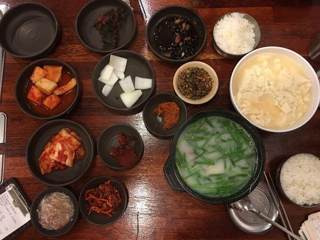 初めてチャレンジ<br />日本語メニューなし、日本語話せない<br />日本人いない店で、ズンドゥブ…<br />食べるのに大変でした…