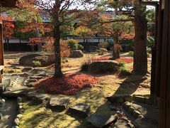 高山へ来たらここを見なければと、陣屋へ行く。ゆっくりお庭なぞを鑑賞していたら下呂へ戻るひだ号の時間になってしまった。駆け足で回ったが部屋の数が多くて大変。ようやく出口にたどり着き、目の前のタクシー乗り場からタクシーで駅へ帰ってきた。(\660)
後から考えれば、ここでもタクシー券を使えばよかった。

２週間前が最高に紅葉していたと言うが、ここのお庭は素晴らしかった。