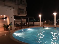 ホテルに戻り夜のプールで遊びました。