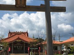 ホテルのほうに戻りがてら
宮古神社へ。

なんとも南国、沖縄らしい色あいとつくり。
