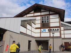 旅行最終日は、奈良から京都駅に向かい、駅のコインロッカーに荷物を預け、山陰本線で嵯峨嵐山に向かいました。
今日は、三連休初日とあって、京都駅、山陰線とも通勤ラッシュなみの混雑でした。
