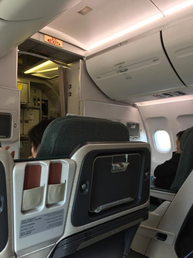 機材によってはビジネスも残念なことになるという不安的中<br /><br />この便はA320  モニターはipadを使用<br /><br />これを世の中では機体ハズレという（笑）<br />