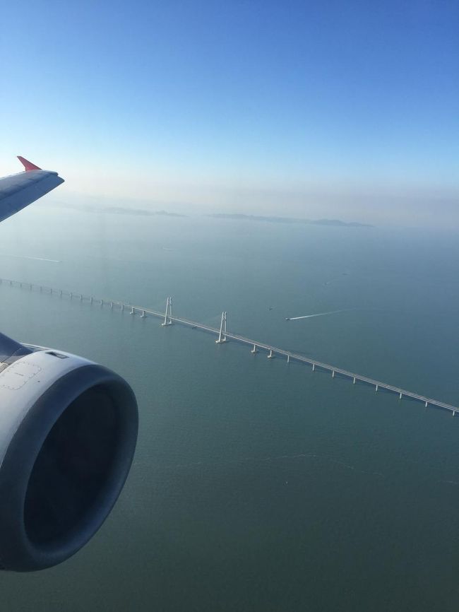 これが先月開通したマカオへの巨大海上大橋。とにかく長～い。