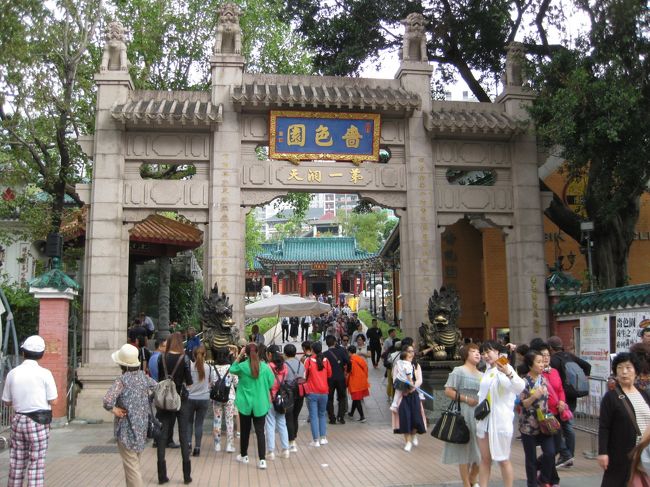 ホテルのある油麻地からMTRクントン線でパワースポット黄大仙へ。