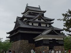 以前訪れた際は重要文化財でしたが、見事に国宝に返り咲いた
松江城も訪れました。