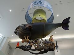 米子鬼太郎空港のオブジェ。
クジラ飛行船に乗った妖怪たち。