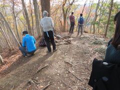 後で調べたらここは月居山前山のようです。
ここには違うルートで来たトレッキングの方達が居たそうで、普通の服で上がっていったのは嫁さん達だけだったそうです。
そりゃそうだろうね。
