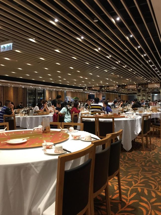 １年ぶりだがお互い元気で再会を祝う。<br /><br />香港人の友人にオクトパスカードelderの話をしたら不正使用で捕まる人間もいるらしいので若く見えるから気をつけるようにと言われたが、、（笑）気のつけようがない。<br /><br />確かに改札を通る時の音が違うし改札機の上のランプが光る。対策しているようだ。<br /><br />食事後友人と別れチムサーチョイをぶらついた後でホテルをチェックアウトA21のバスで空港へ。