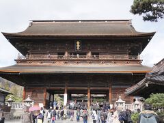 着きました～。
広い！

私は初めて善光寺にきました。