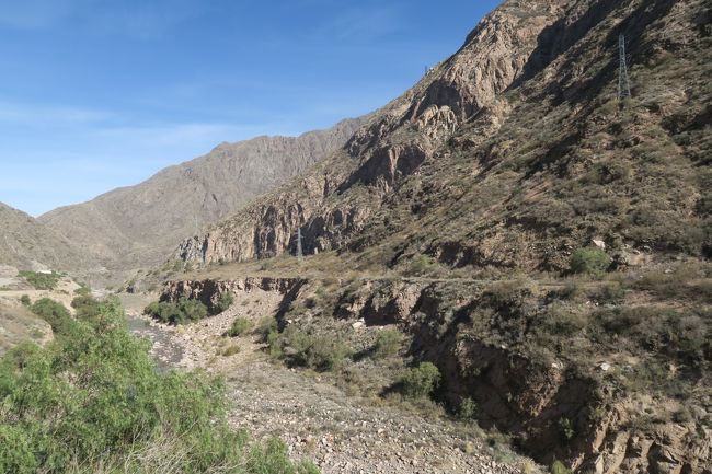 岩山の麓を軌道敷がはしります。この近辺は素掘りのトンネルが沢山あって近寄りたいんですが、なかなか・・・