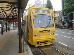 岡山の路面電車で岡山城へ向かいます。

岡山駅から最寄の城下停留所までの料金は100円でだいたい5分くらいで着きます。