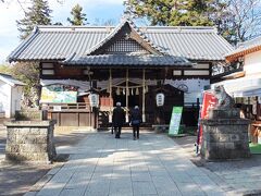櫓門の向かいにある真田神社。
上田城が不落の城だったため、不落→落ちない、ということで受験の神様になっているとか。