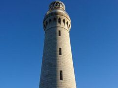 その後、また角島大橋を渡り、角島灯台へ。
中に上がる時間は終了してたので、見上げただけです＾＾
灯台からの眺めも、絶景なんですよね・・・
（数年前の記憶です）

