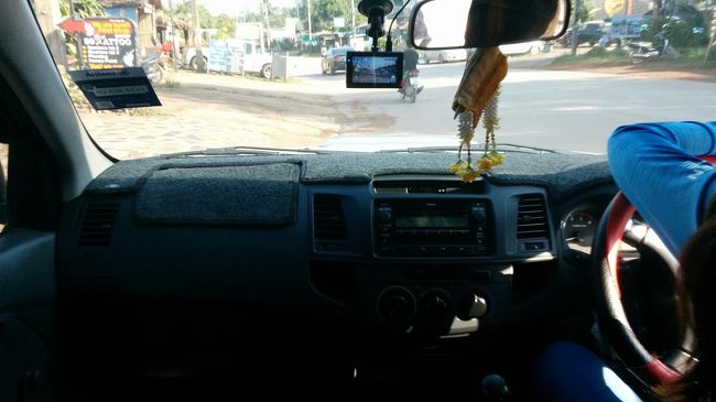 朝８時半、時間通りピックアップのソンテウ(荷台トラック)が到着する。<br />このあと二組をピックアップする。