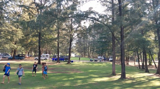 出港場所のプラエー(ロングビーチ)公園に到着。<br />ビーチ内のあちらこちらから客をピックアップしてここで集合する。