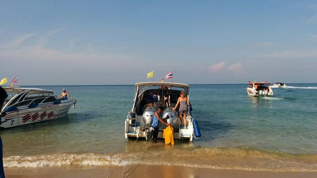 ボートはゾウリを脱いで乗船する。