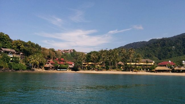 ボートはランタの各ビーチに停泊しては客をピックアップする。<br />ここはバカンティアンビーチのホワィノットバー。<br />海からの景色。