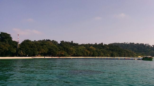 ９時半、このビーチが最後のピックアップ場所でロック島に向かう。