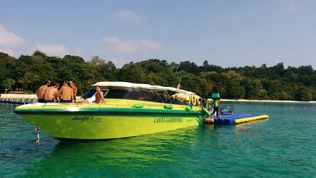 ロックヤイ島に30分くらいで到着した。<br />ここでシュノーケルをしないビーチで過ごす人を降ろす。