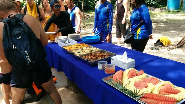 １２時でヤイ島に戻りお昼のビュッフェ。