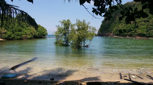 先ずは綺麗な入り江に出る。