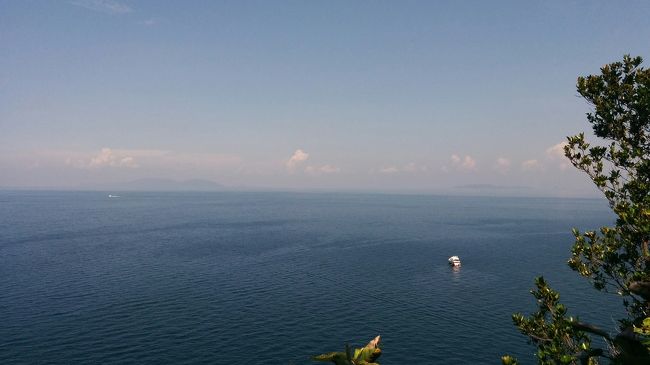 ところどころ開けた景色に出会う。一旦下って二つ目の山を上る。