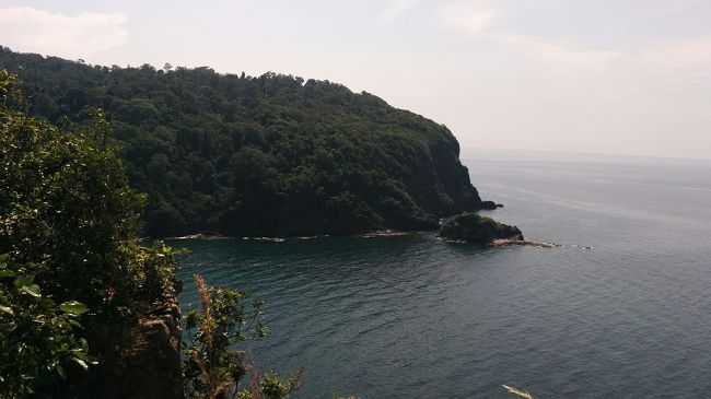 次の絶景ポイントに到着した。ここまで来るとさらに先に行く人はいない。私は一周出来ると思っているのでさらに先に進む。