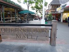 「QWEENSTOWN MALL」

お土産やさんやレストランが並ぶ通りです。
ここを真っすぐ進むとワカティプ湖に出ます。
ハンバーガー片手にあちこちのお土産屋さんを物色。（食べながらではないです…）



