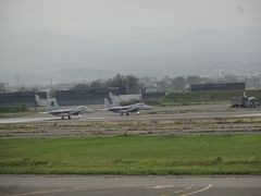 2018/9/20
旅の始まりは、小松空港。展望デッキに上がると、自衛隊機が離陸する様子が見られました。
平日で雨の天候でしたが、一眼レフカメラを持った方が見受けられました。