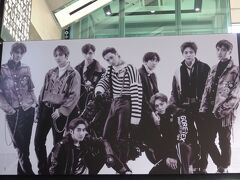 韓国・ソウル『SMTOWN（エスエムタウン）』のEXOの写真。

2018年5月27日にこちらの3階にオープンした「SMTOWN MUSEUM
（エスエムタウン・ミュージアム）」に行きます。
コネストさんのクーポンで入場料1,790円→990円になりますよ。
（毎月最後の水曜日）