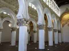 入るとまず目に飛び込んで来るのは白い5本の身廊。
間にはレンガ造りの八角柱が連続して続き、馬蹄形のアーチを描いている。